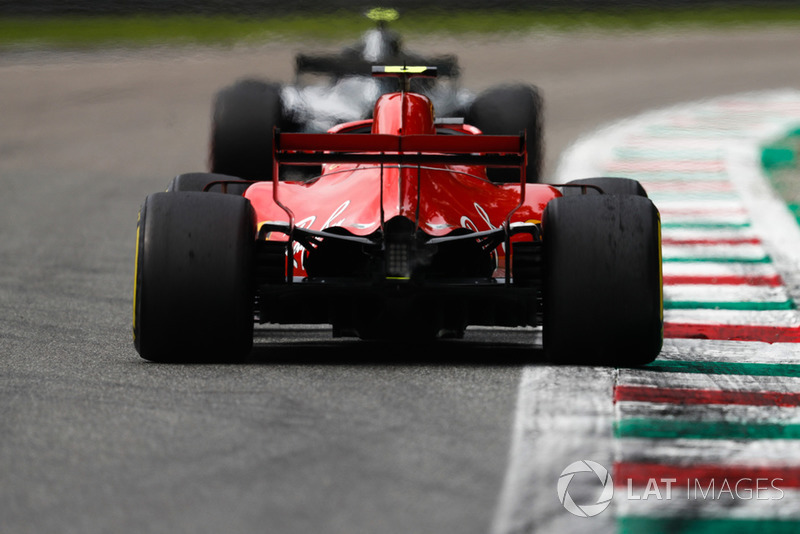 Valtteri Bottas, Mercedes AMG F1 W09, Kimi Raikkonen, Ferrari SF71H