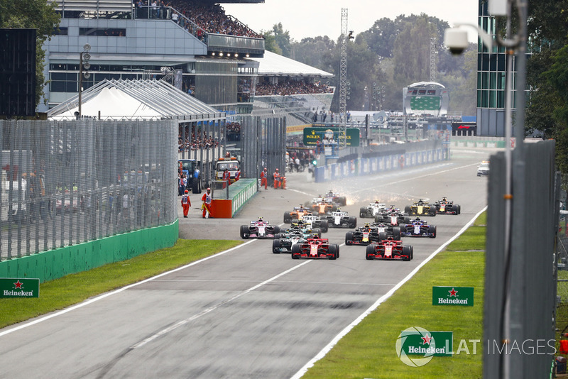 Inicio de la carrera con Kimi Raikkonen, Ferrari SF71H, por delante de Sebastian Vettel, Ferrari SF71H y Lewis Hamilton, Mercedes AMG F1 W09
