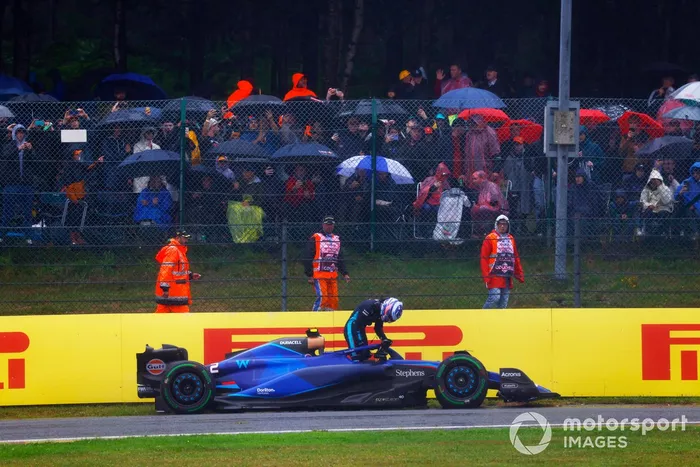Logan Sargeant, Williams FW45, sale de su coche dañado tras chocar en la FP1