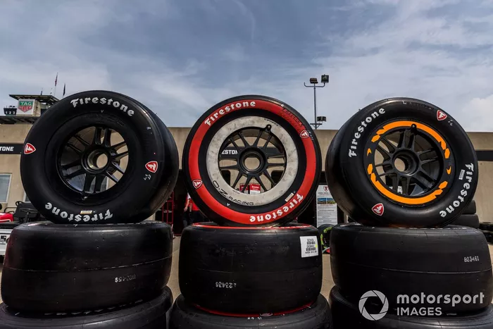 Exposición de neumáticos Firestone 