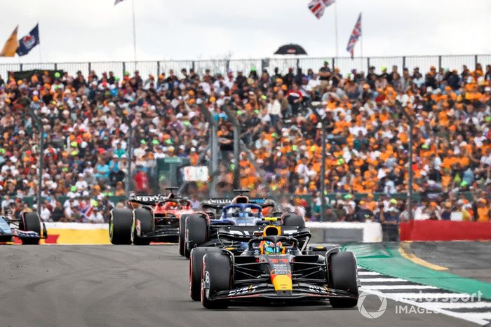 Sergio Pérez, Red Bull Racing RB19, Alex Albon, Williams FW45