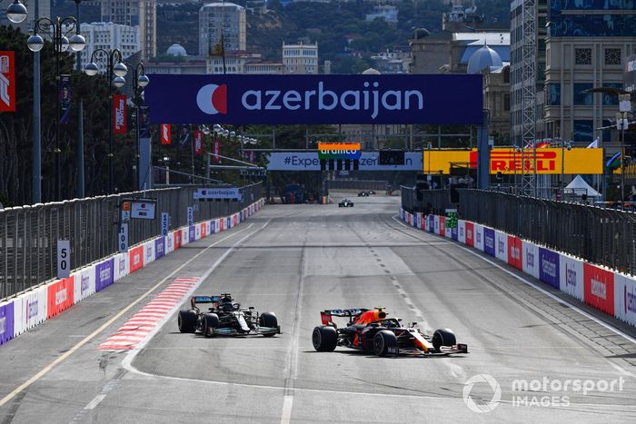 Sergio Pérez, Red Bull Racing RB16B, Lewis Hamilton, Mercedes W12