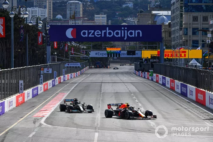 Sergio Pérez, Red Bull Racing RB16B, Lewis Hamilton, Mercedes W12