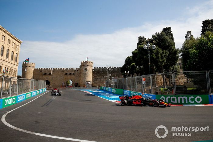Sergio Pérez, Red Bull Racing RB16B, Pierre Gasly, AlphaTauri AT02