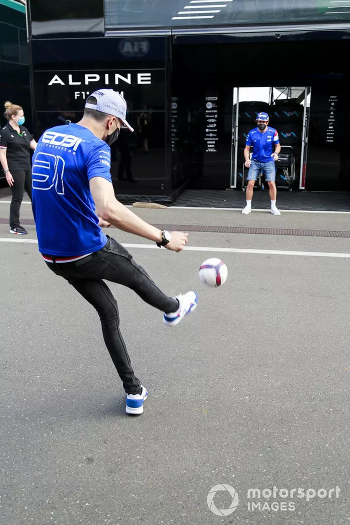 Esteban Ocon, Alpine F1, Fernando Alonso, Alpine F1  juegan al fútbol