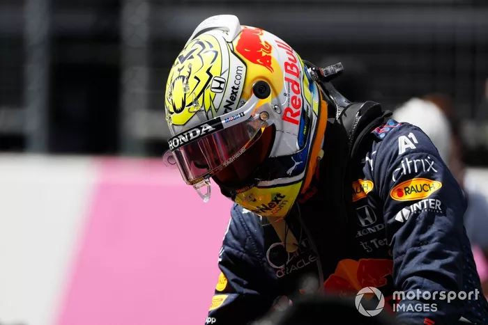 El ganador de la pole Max Verstappen, Red Bull Racing, llega a la parrilla de salida