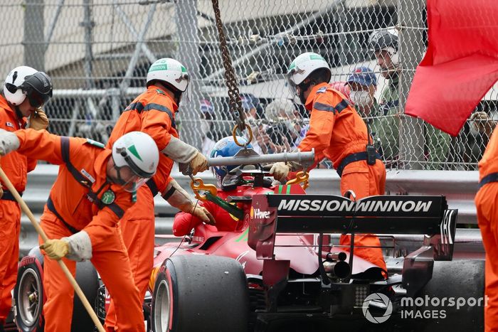 Los comisarios retiran el coche de Charles Leclerc, Ferrari SF21