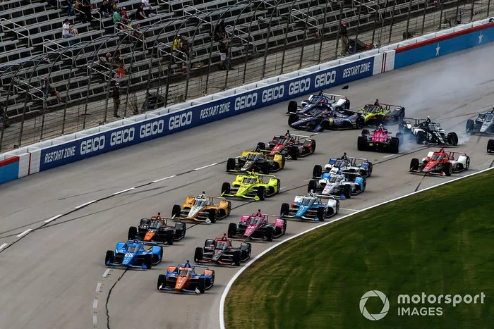 Choque al inicio de la carrera 