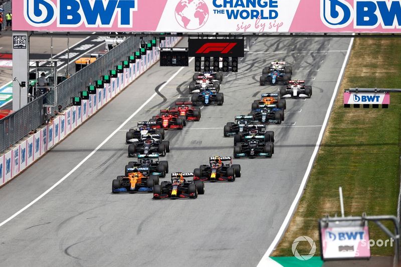 Max Verstappen, Red Bull Racing RB16B, Lando Norris, McLaren MCL35M, Sergio Pérez, Red Bull Racing RB16B, Lewis Hamilton, Mercedes W12, Valtteri Bottas, Mercedes W12, Pierre Gasly, AlphaTauri AT02, al inicio