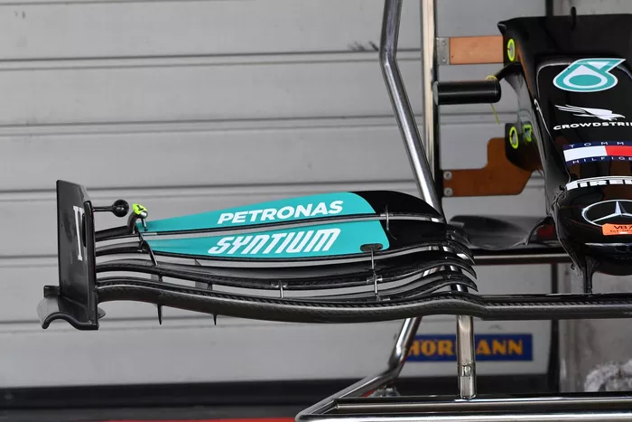 Detalle del alerón delantero del Mercedes W12