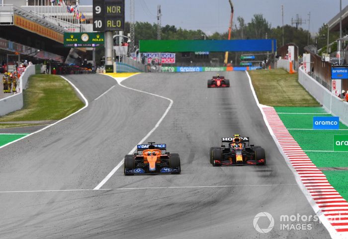 Daniel Ricciardo, McLaren MCL35M , Sergio Pérez, Red Bull Racing RB16B