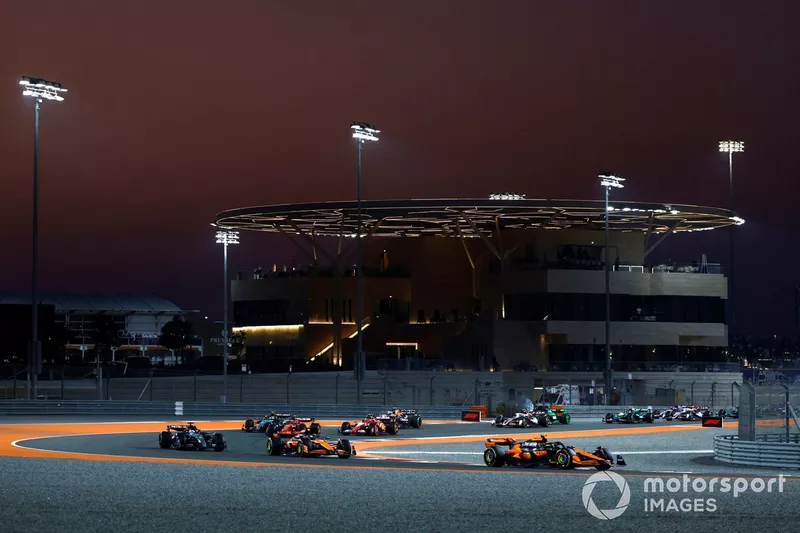 Lando Norris, McLaren MCL38, Oscar Piastri 