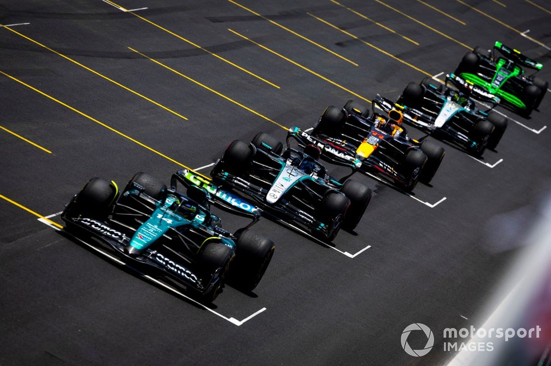 Fernando Alonso, Aston Martin AMR24, George Russell, Mercedes F1 W15, Sergio Pérez, Red Bull Racing RB20, Lewis Hamilton, Mercedes F1 W15, Zhou Guanyu, Stake F1 Team KICK Sauber C44, realizan una salida de entrenamientos.