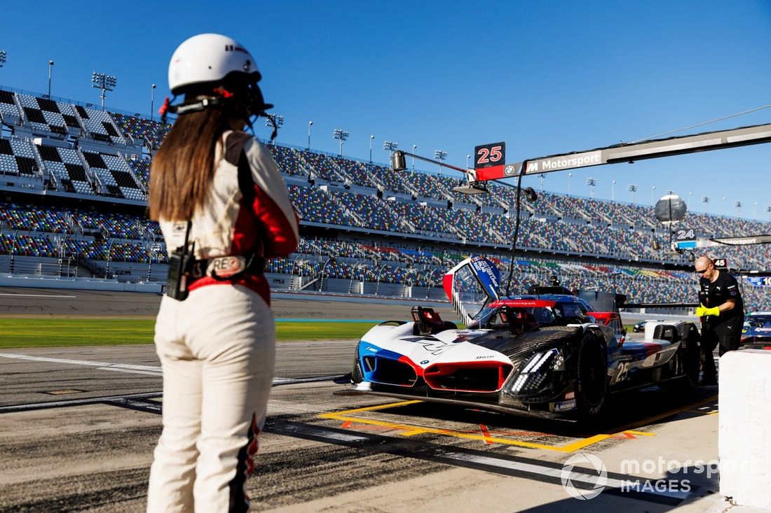 #25 BMW M Team RLL BMW M Hybrid V8: Marco Wittmann, Sheldon Van Der Linde, Robin Frijns, Rene Rast