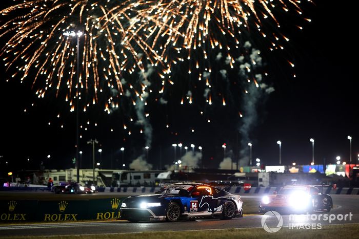 #64 Ford Multimatic Motorsports Ford Mustang GT3: Mike Rockenfeller, Sebastian Priaulx, Austin Cindric conduce bajo los fuegos artificiales