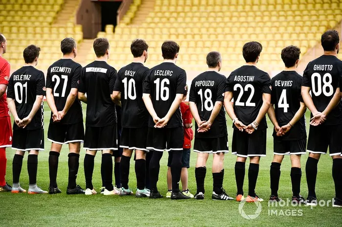 Louis Deletraz, Pierre Gasly, Charles Leclerc, Nyck de Vries y Luca Ghiotto jugando a fútbol