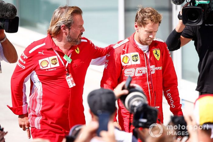 Sebastian Vettel, Ferrari, 2º clasificado, vuelve para la ceremonia del podio