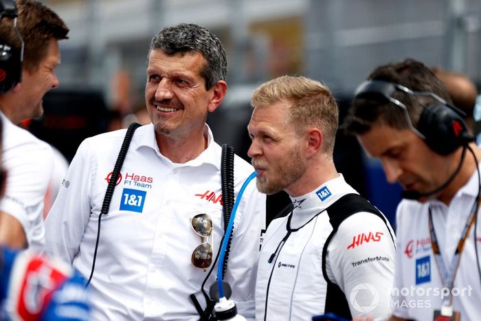 Guenther Steiner, director del equipo Haas F1, Kevin Magnussen, Haas F1 Team, en la parrilla