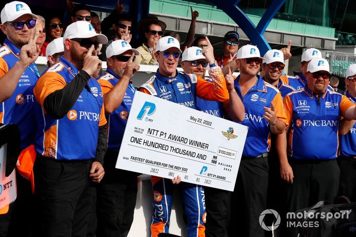Scott Dixon, Chip Ganassi Racing Honda, celebra con su equipo la obtención de la Pole