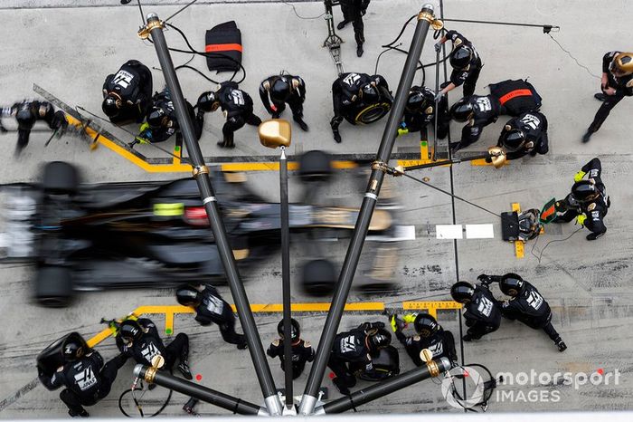 Kevin Magnussen, Haas F1 Team VF-19, hace una parada