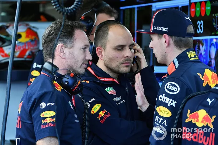 Christian Horner, director del equipo, Red Bull Racing, habla con Max Verstappen, Red Bull Racing