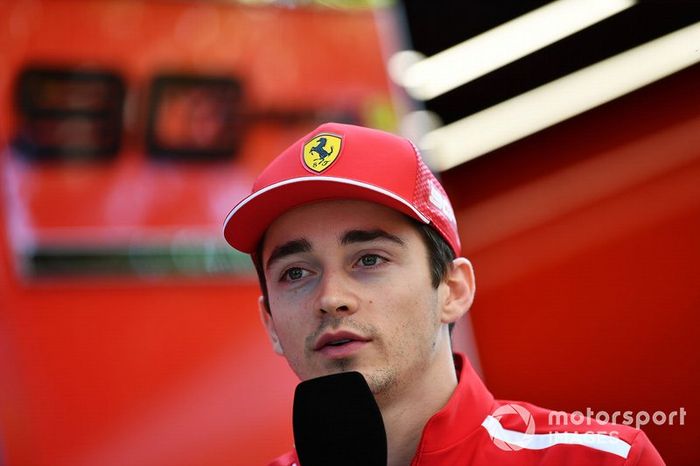 Charles Leclerc, Ferrari, parla con i media