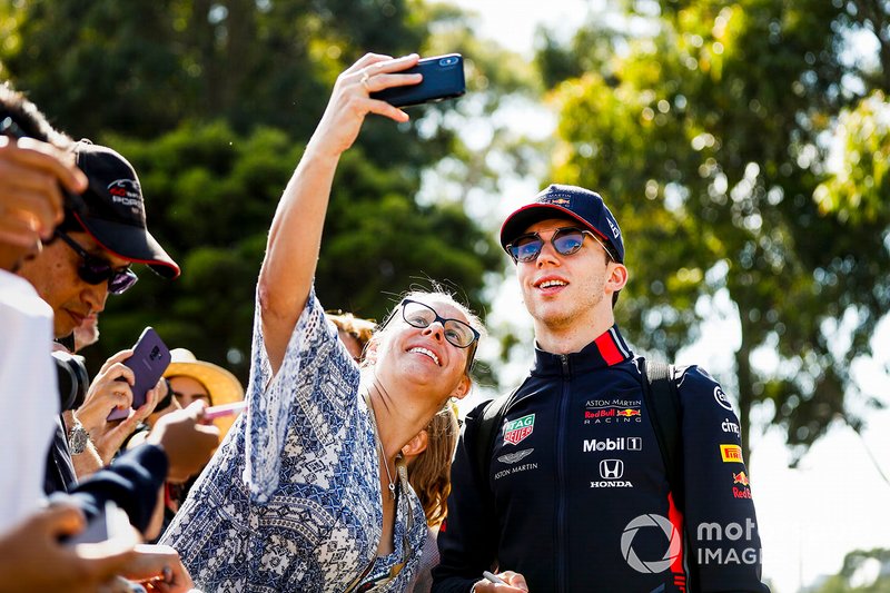 Pierre Gasly, Red Bull Racing, posa per un selfie con una tifosa