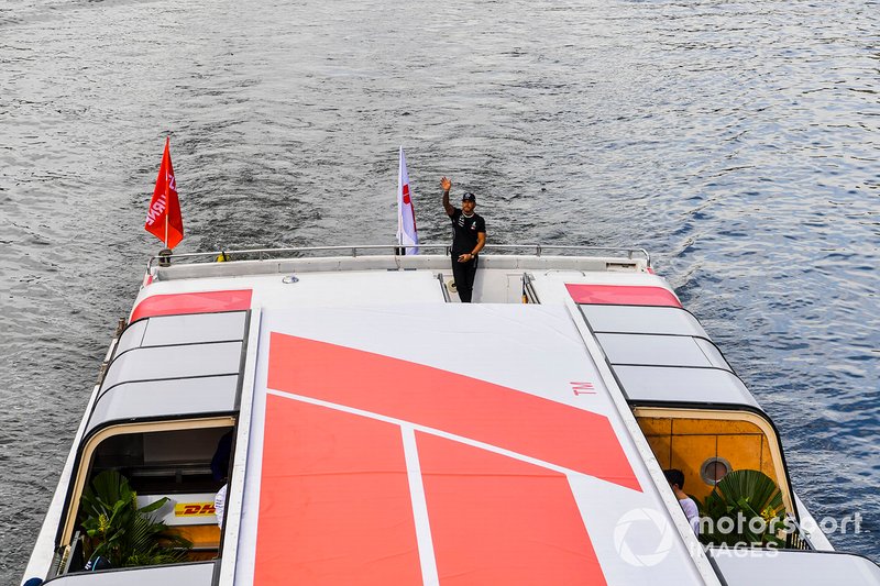 Lewis Hamilton, Mercedes AMG F1 saluda a los fans desde el barco
