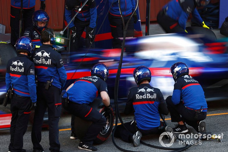 Daniil Kvyat, Scuderia Toro Rosso STR14 pit stop