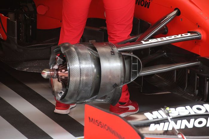 ferrari SF90 detalle del freno delantero