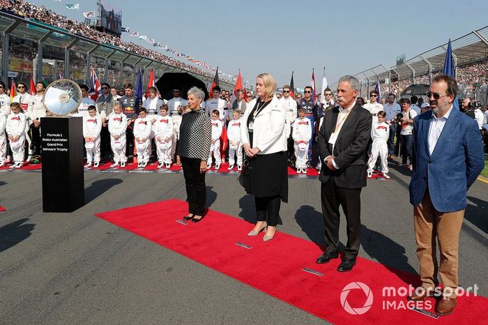 Chase Carey, presidente de la Formula 1, y Rt Hon Martin Pakula MP, ministro australiano
