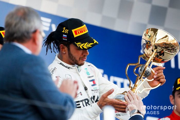 Podio: ganador Lewis Hamilton, Mercedes AMG F1