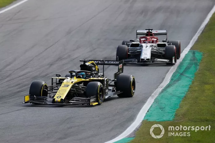 Daniel Ricciardo, Renault F1 Team R.S.19, Kimi Raikkonen, Alfa Romeo Racing C38