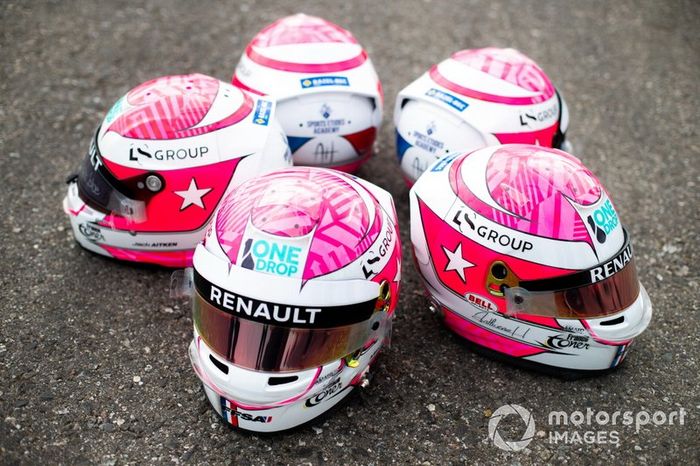 Cascos Tributo usados por los pilotos de FIA Formula 2 Jack Aitken, Campos Racing, Guanyu Zhou, UNI Virtuosi Racing, y los pilotos de FIA Formula 3 Max Fewtrell, ART Grand Prix Ye Yifei, Hitech Grand Prix Christian Lundgaard, ART Grand Prix