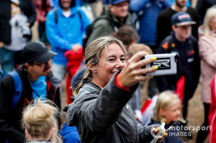 Shea Holbrook en la sesión de autógrafos de las pilotos