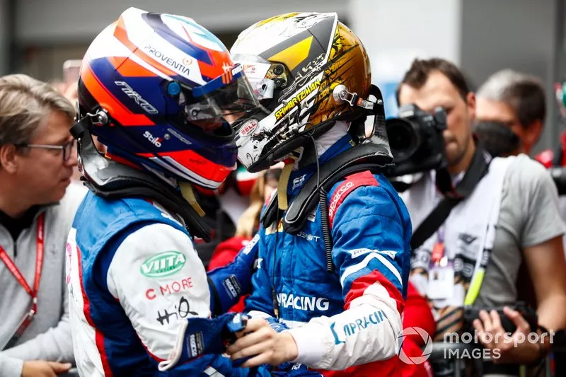 El campeón de la FIA F3 2019, Robert Shwartzman, PREMA Racing, y Niko Kari, Trident
