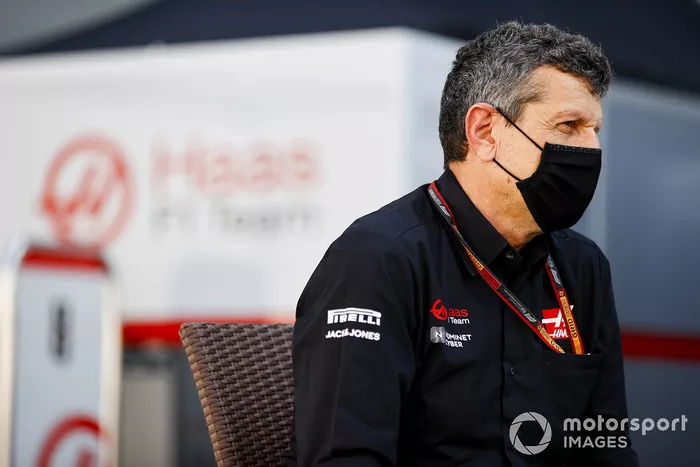 Guenther Steiner, director de Haas, habla ante los medios