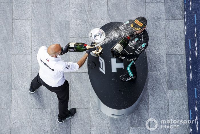 Podio: ganador de la carrera Valtteri Bottas, Mercedes-AMG F1, tercer lugar Lewis Hamilton, Mercedes-AMG F1