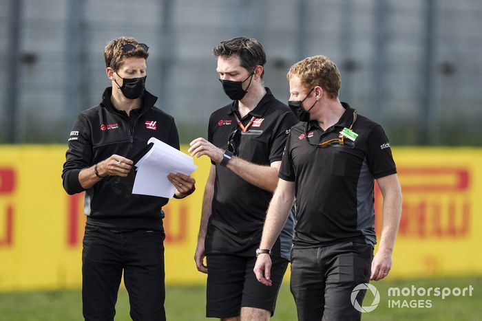 Romain Grosjean, Haas F1, recorre la pista con el equipo