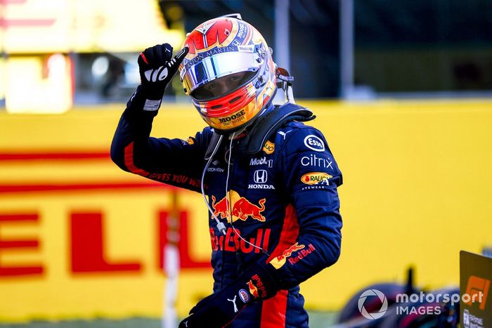 Tercer lugar Alex Albon, Red Bull Racing celebra en Parc Ferme