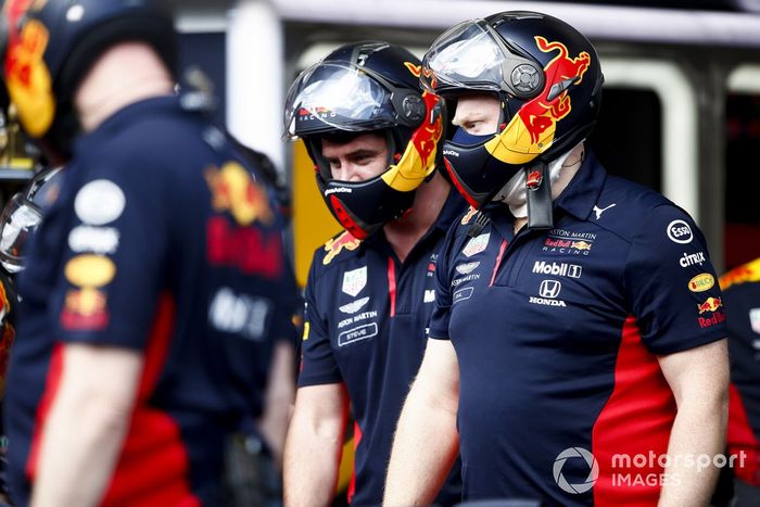 Red Bull Racing Mechanics en el garaje