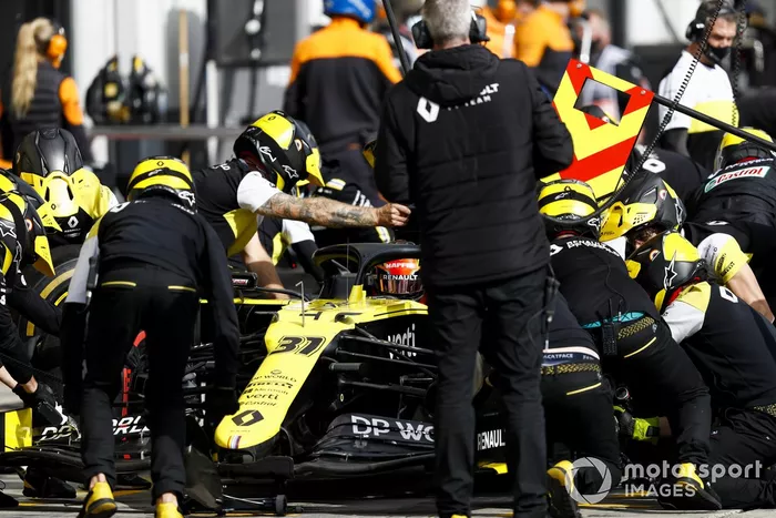 Esteban Ocon, Renault F1 Team R.S.20, pits
