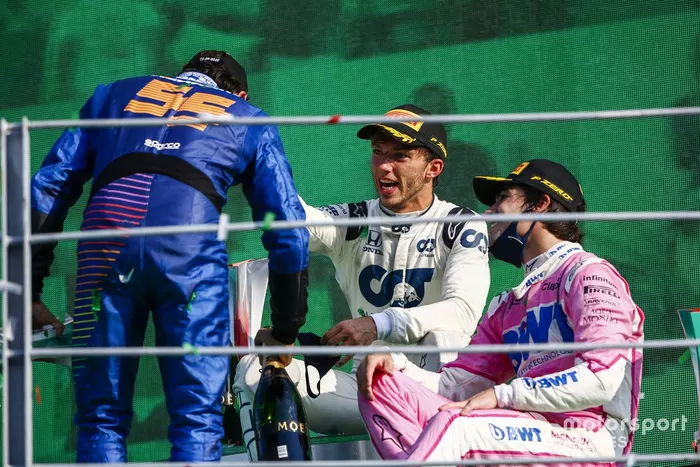 Podio: segundo lugar Carlos Sainz Jr., McLaren, ganador Pierre Gasly, AlphaTauri, y tercer lugar Lance Stroll, Racing Point