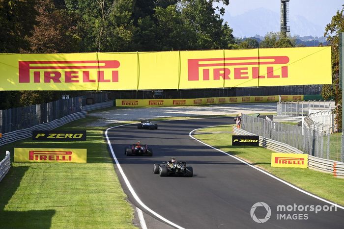 Alex Albon, Red Bull Racing RB16, Lewis Hamilton, Mercedes F1 W11