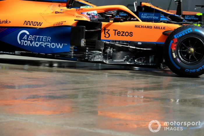 Daniel Ricciardo, McLaren MCL35M, sale del garaje.