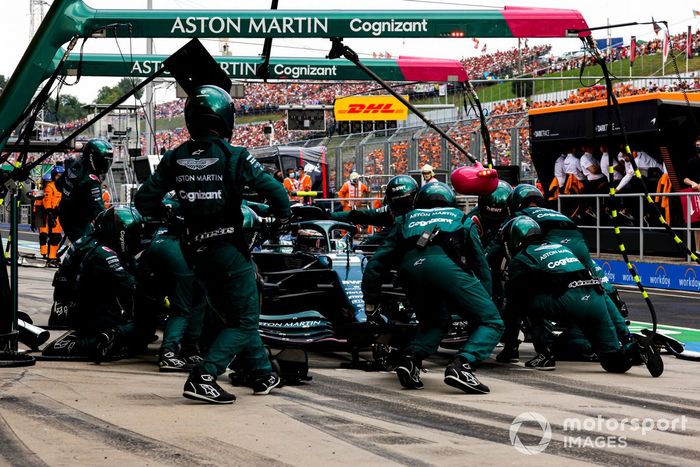 Sebastian Vettel, Aston Martin AMR21, hace una parada en pits