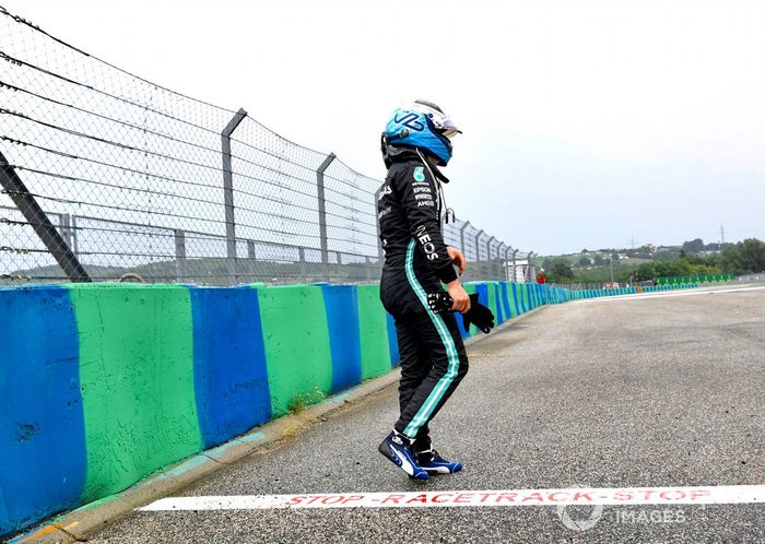 Valtteri Bottas, de Mercedes, después de chocar en la salida