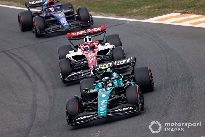 Sebastian Vettel, Aston Martin AMR22, Valtteri Bottas, Alfa Romeo C42, Nicholas Latifi, Williams FW44