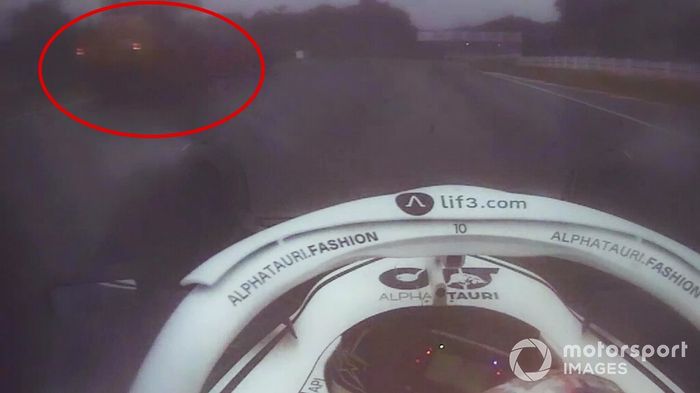 Pierre Gasly, AlphaTauri AT03 una grua enla pista