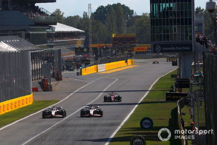 Mick Schumacher, Haas VF-22, Kevin Magnussen, Haas VF-22, Valtteri Bottas, Alfa Romeo C42